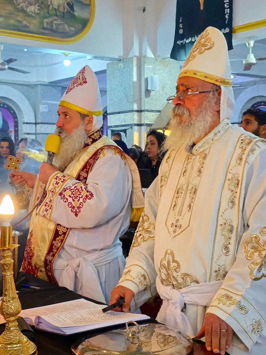 Koptische Priester bei der Göttlichen Liturgie.